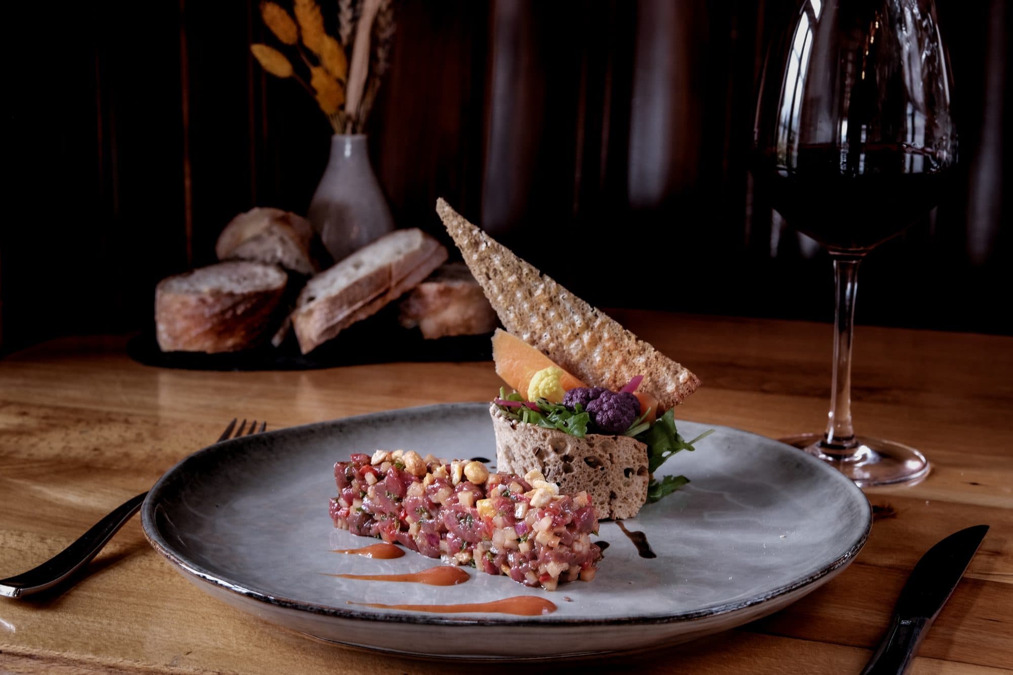 Tartare de bœuf dressé et verre de vin rouge, à l'Hôtel de Ville de Vaulruz