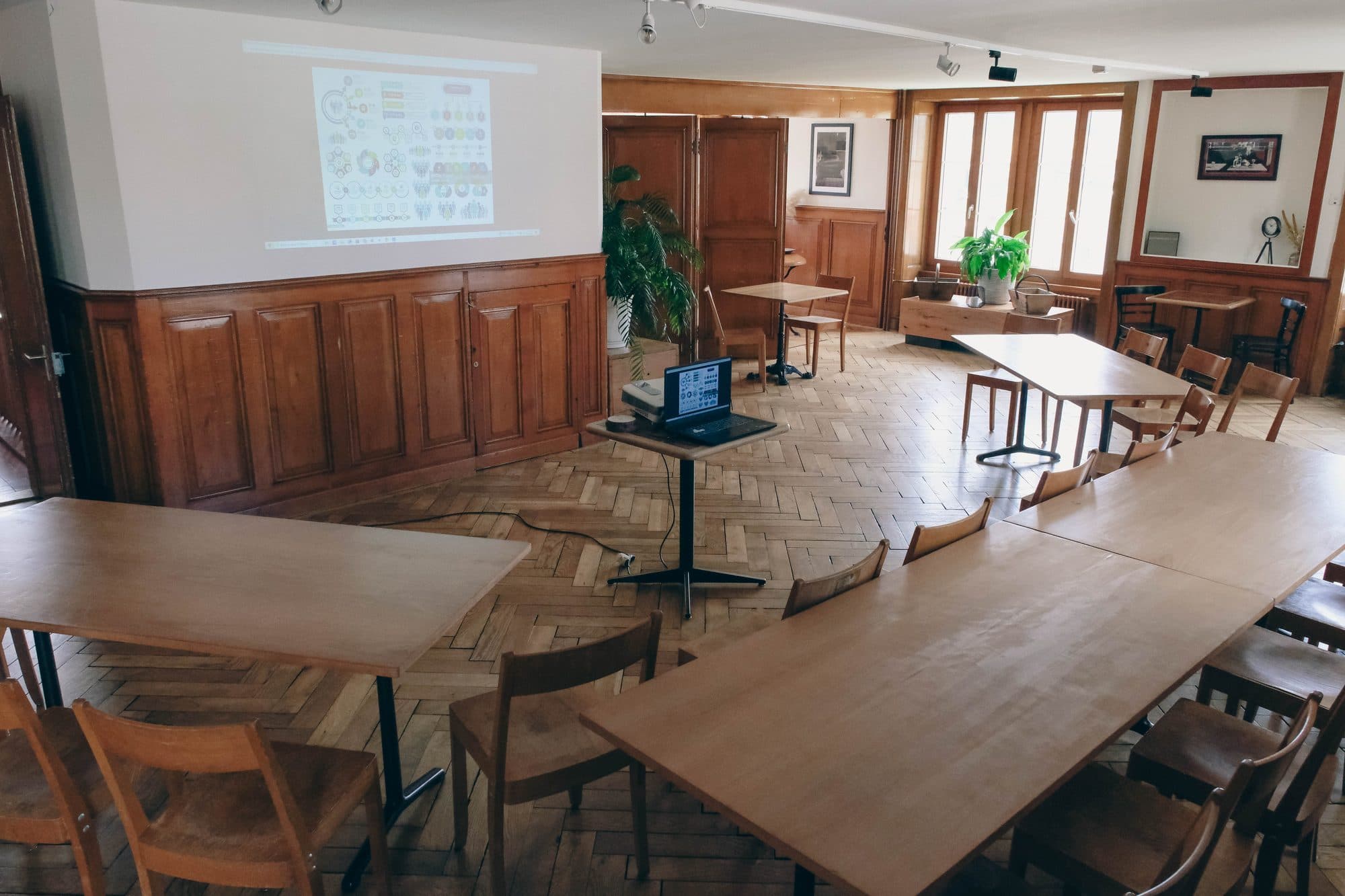 La salle de séminaire équipée d'un écran de projection