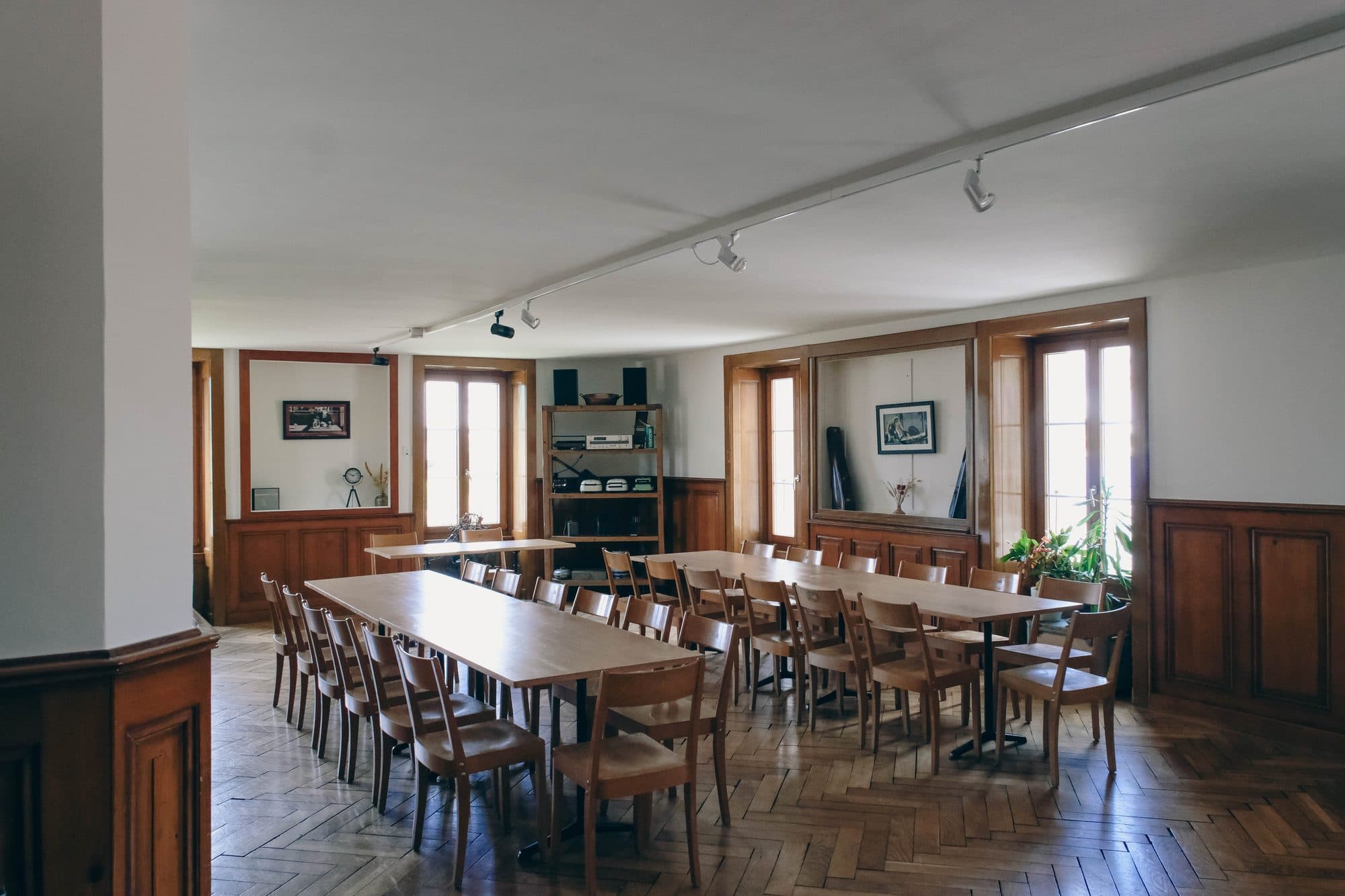 La salle de banquet dressée en longues tables