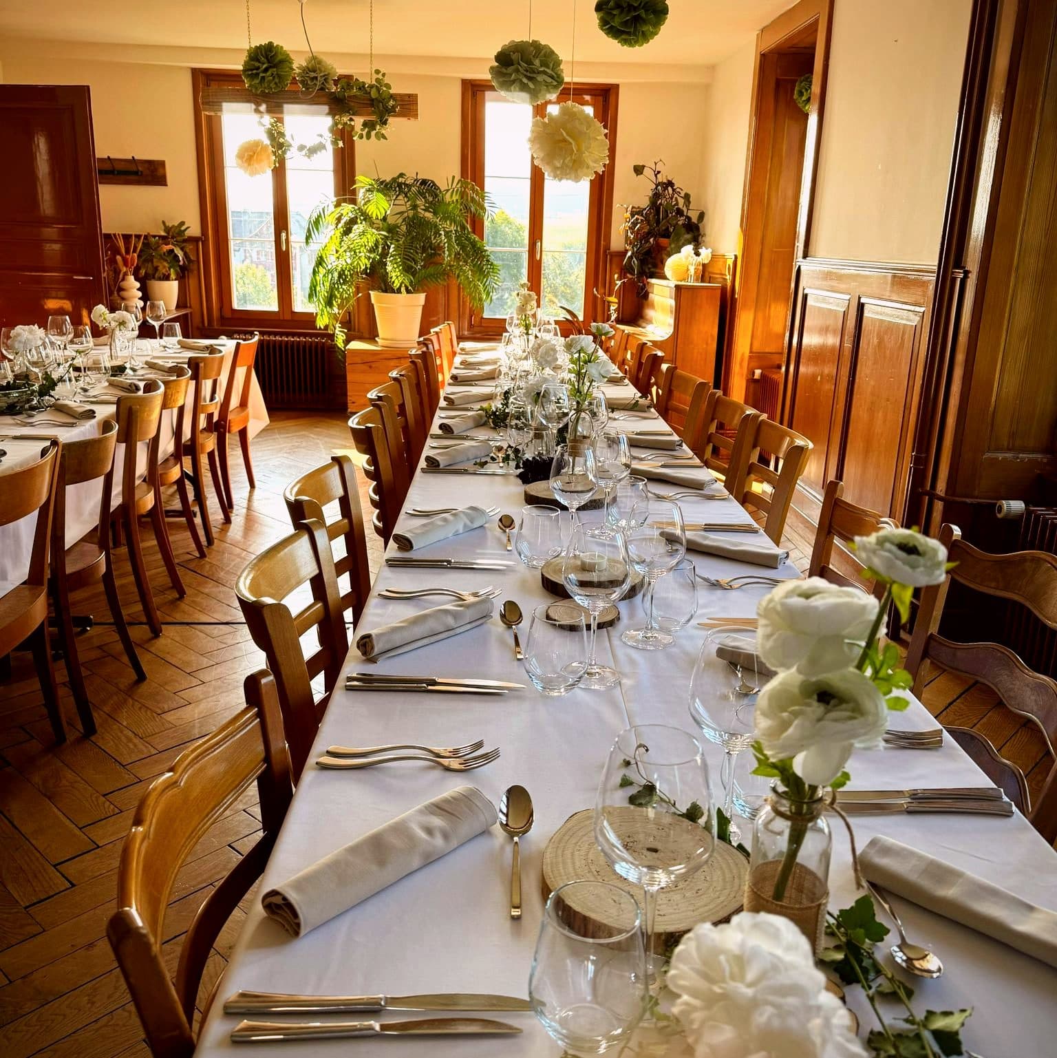 Longue table de mariage dressée dans la salle de banquet