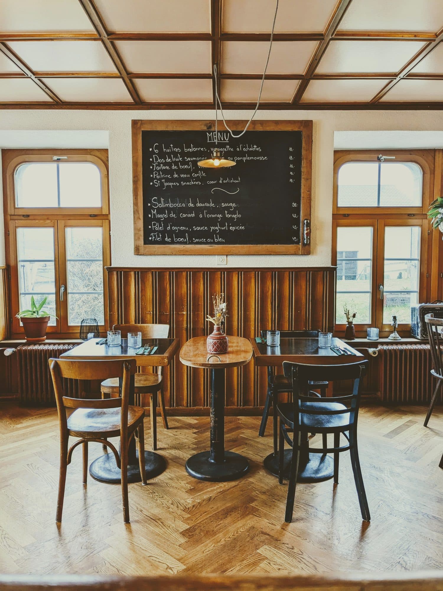 La salle du bistrot et son ardoise, prête pour le service